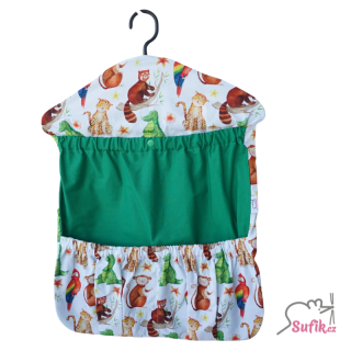 Kapsář do školky na ramínko široký papoušek, panda/zelená kapsa